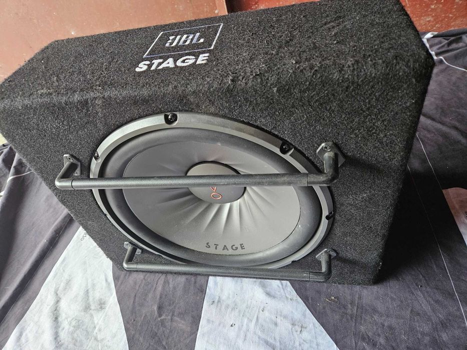 Продам сабвуфер стан нового