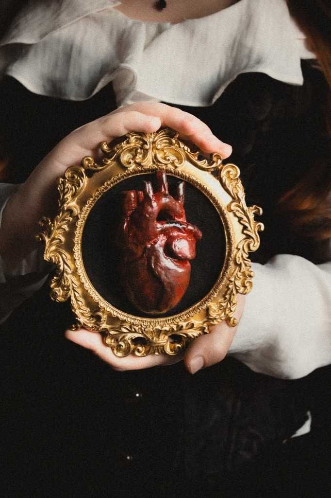Gotycka Barokowa Złota Ramka z Anatomicznym Sercem