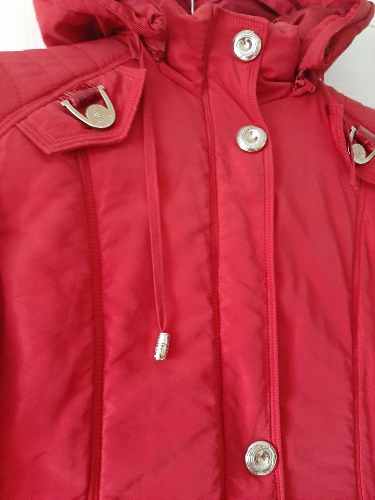 Зимова червона  куртка, плащ