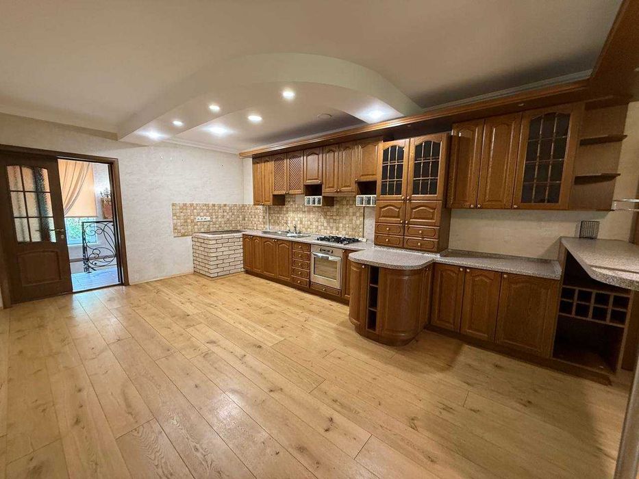 Оренда 4к будинку з гаражем на Карачунах