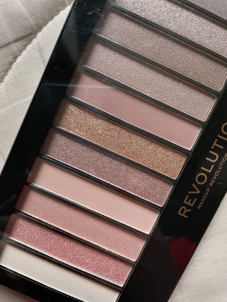 Makeup Revolution Paleta de sombras SELADA