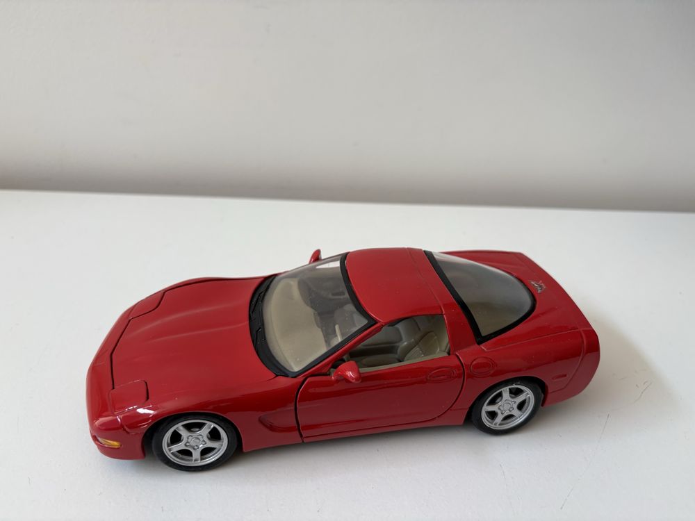 Model Chevrolet Corvette 1:24 Maisto (bburago welly)