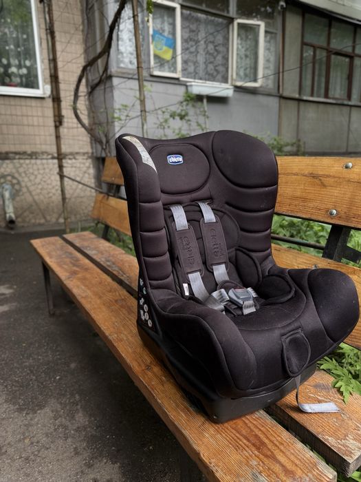 Дитяче автокрісло chicco чорний колір