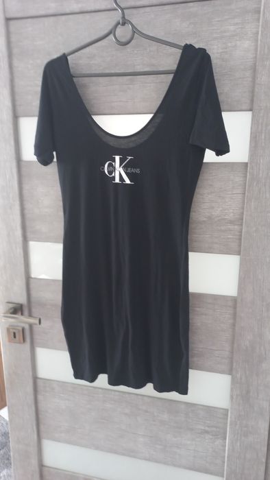 Sukienka z duzym dekoltem