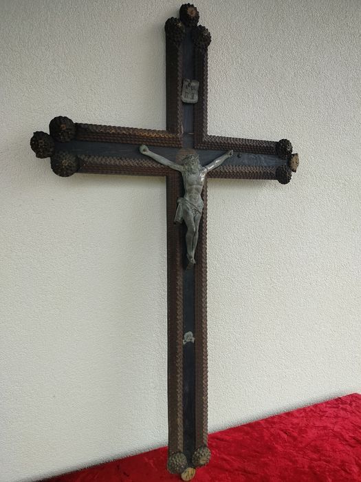 Stary duży drewniany krzyż tramp art