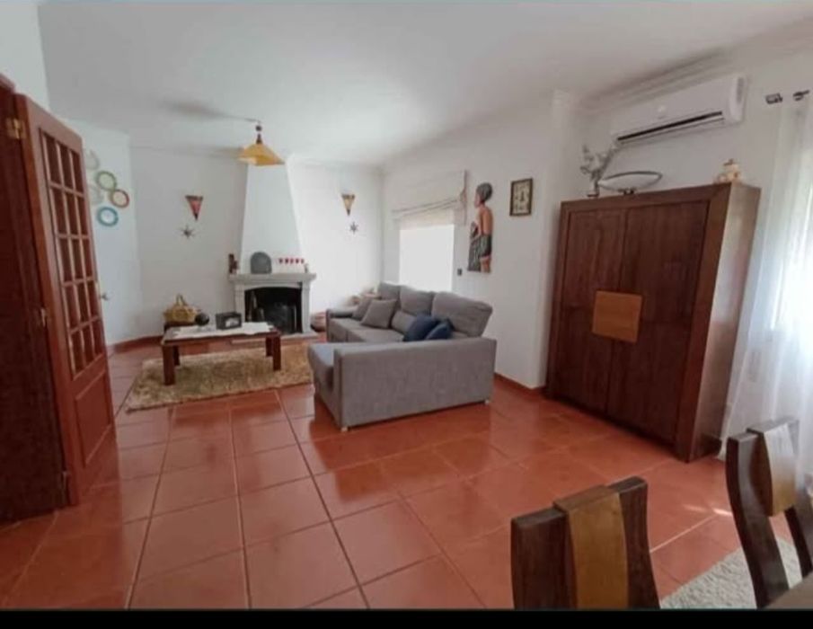 Conjunto Móveis em madeira de castanho maciço.