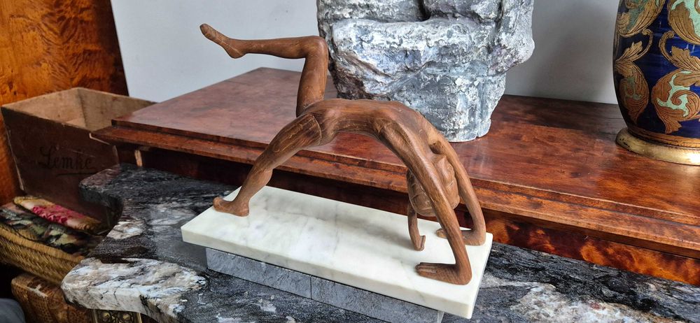 Rzeźba z drewna marmurowy postument Akt kobiecy Gimnastyczka joga