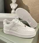 Białe buty Nike Air Force 1'07 w rozmiarze 39