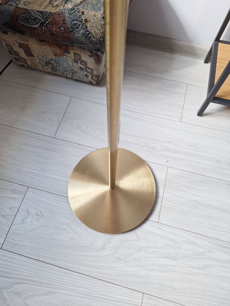 Lampa stojąca w stylu rustykalnym