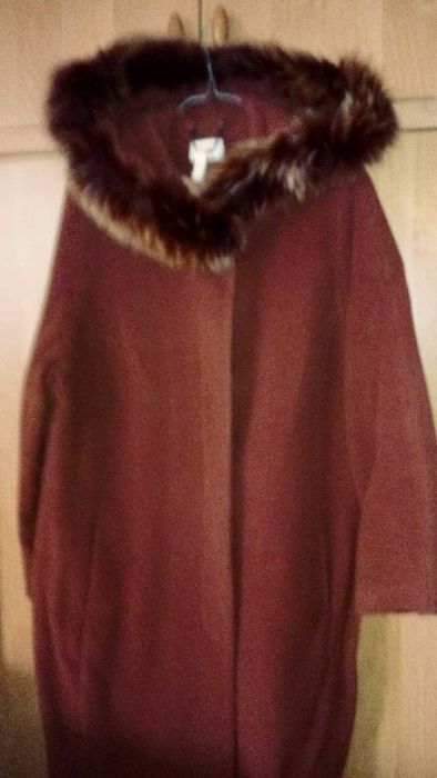 płaszcz damski z kapturem, wykończonym naturalnym futrem