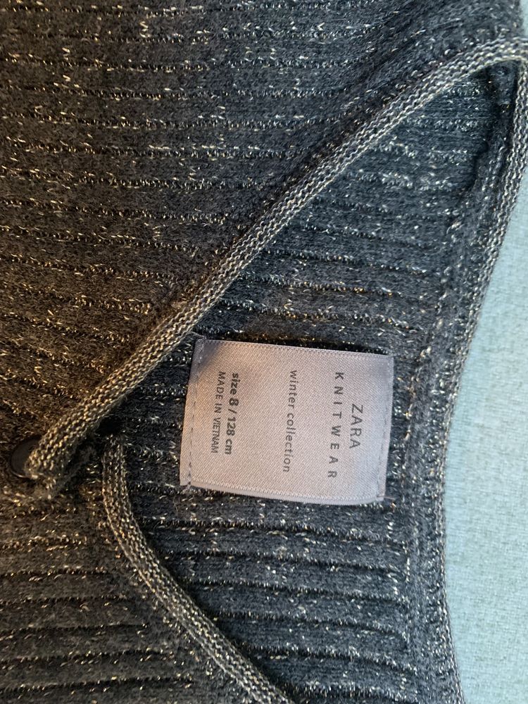 Zara Sliczny krotki sweterek ze zlota nitka zapinany na guziczki