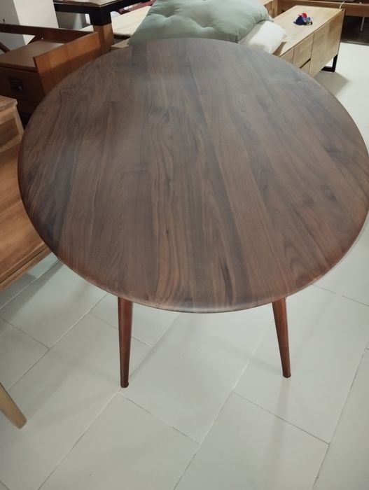 Mesa de jantar em nogueira
