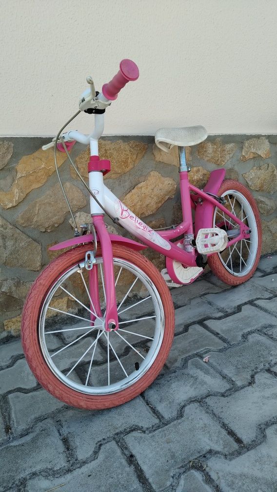 2 bicicletas de criança e triciclo