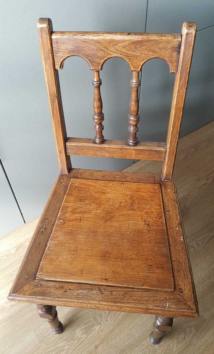 Krzesło z drewna w brązowym kolorze vintage retro