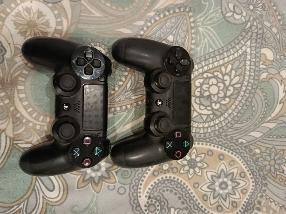 Vendo PS4 semi novo contendo 2 controles e 500GB
