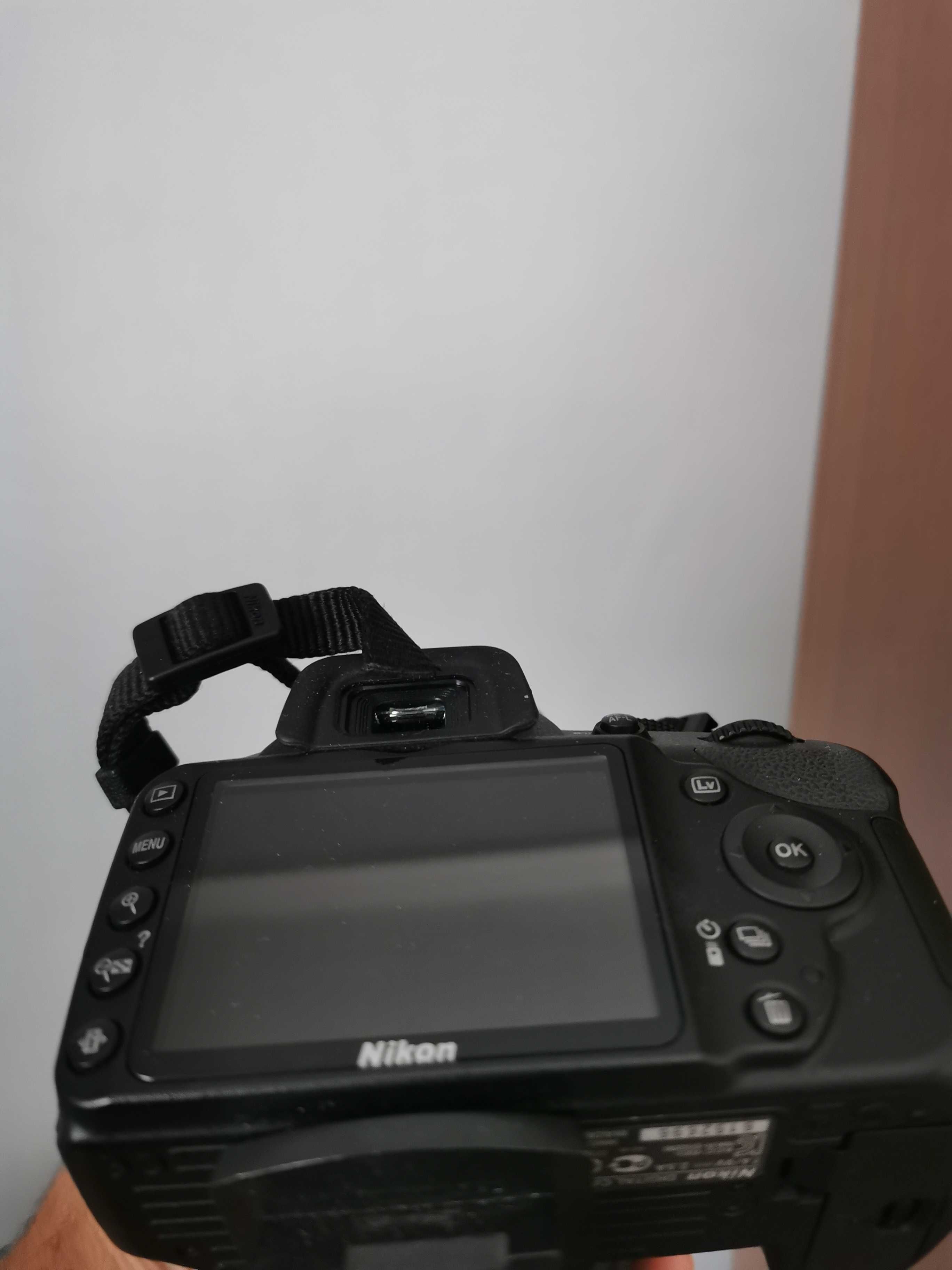 Nikon D3200 z obiektywem