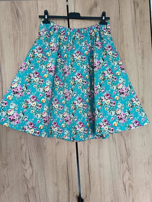 Turkusowa spódnica damska w kwiaty