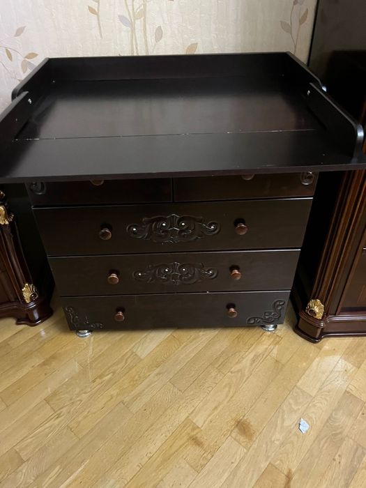 Продам тумбочку с отделениями для вещей