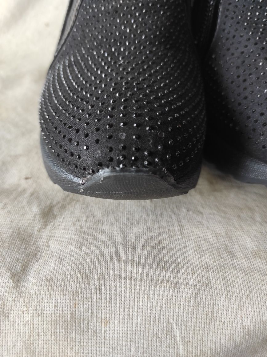 Czarne sneakersy damskie na koturnie z cyrkoniami z suwakiem 37