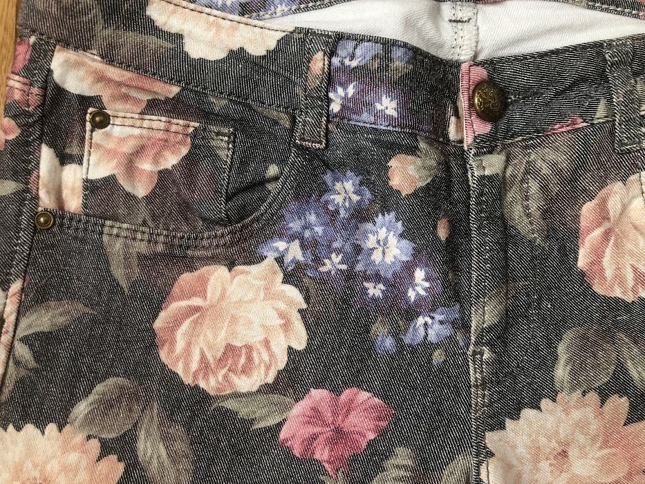 Spodnie jeansowe z elastanem w kwiaty Amisu New Yorker