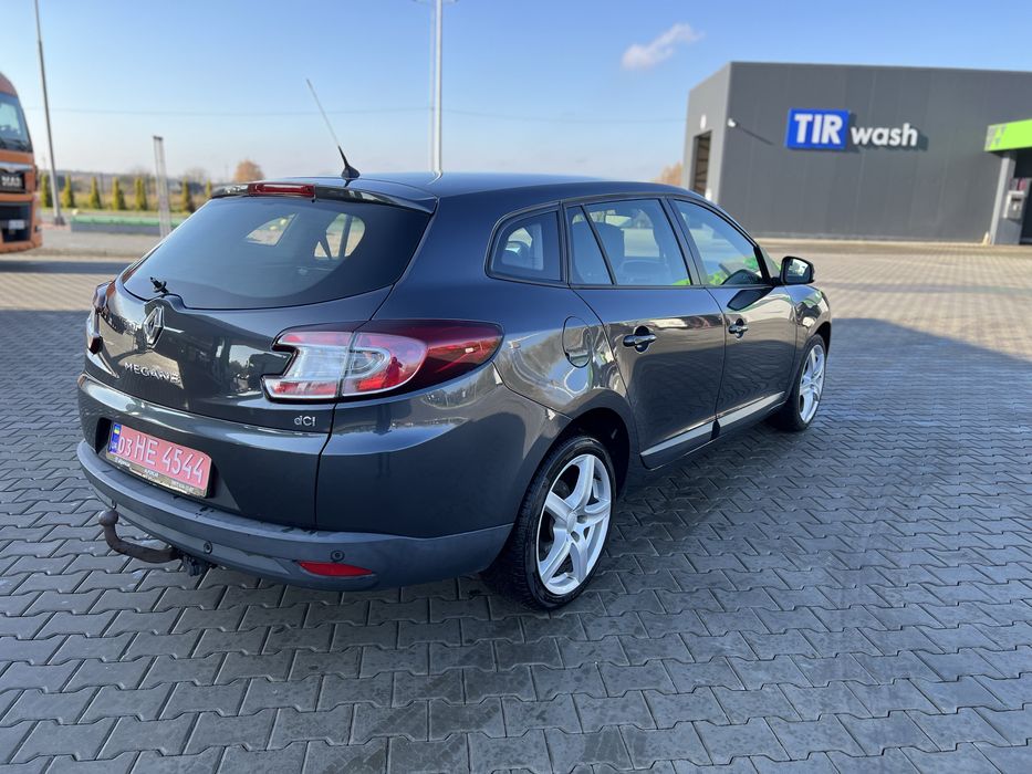 Гарний доглянутий автомобіль !