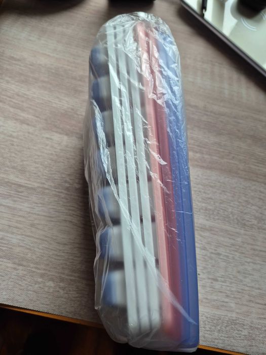 Silikonowy pojemnik na kostki lodu z pokrywką.