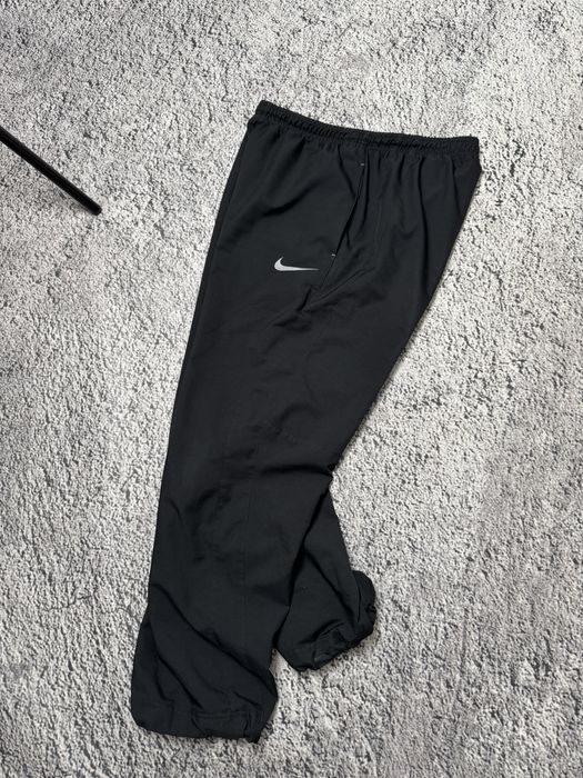 Широкие штаны Nike на утяжках Л размер
