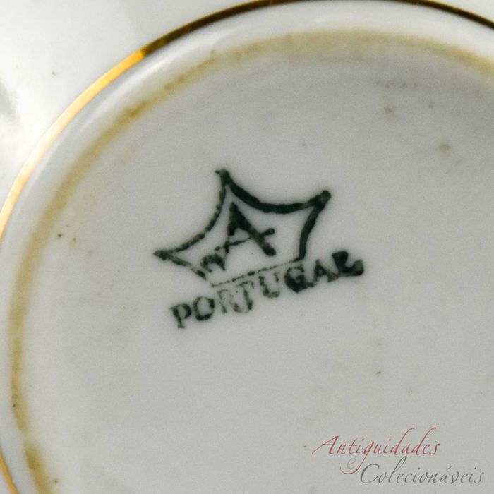 Jarra em Porcelana Artibus com friso dourado