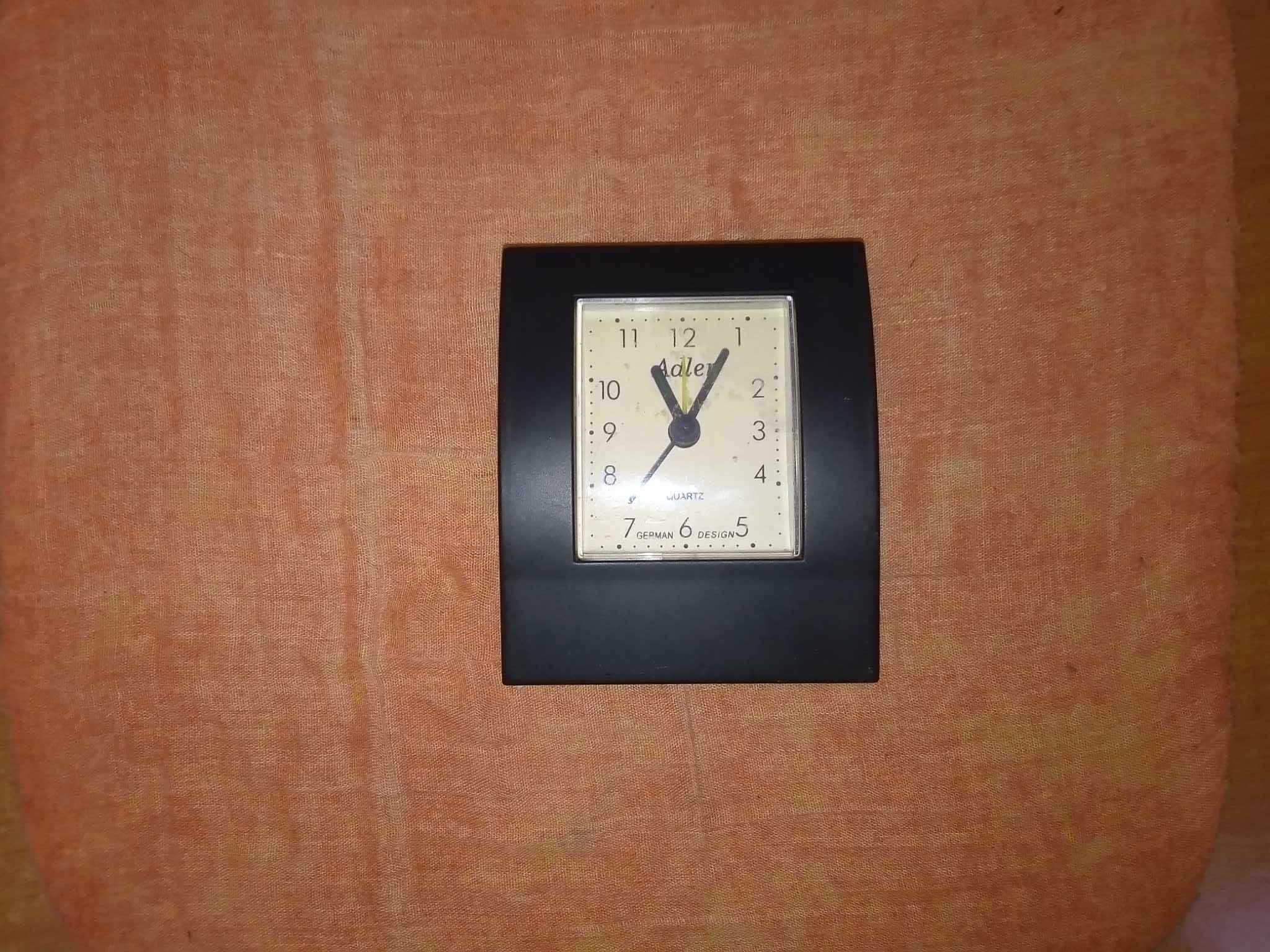 Zegarek budzik analogowy z alarmem kwarcowy Adler czarny 11cm