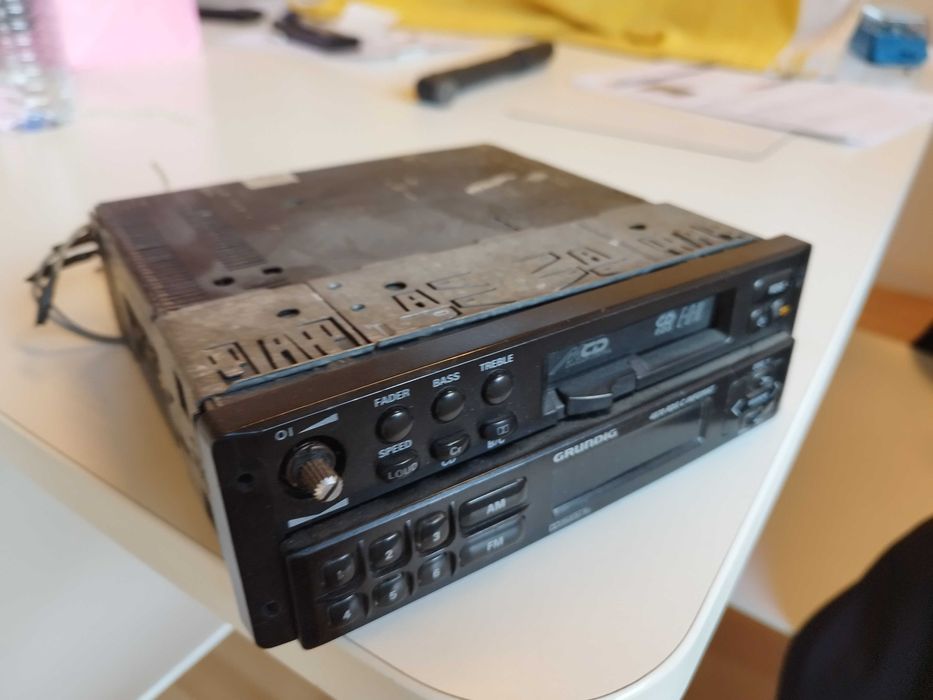 Auto Rádio Grundig.
