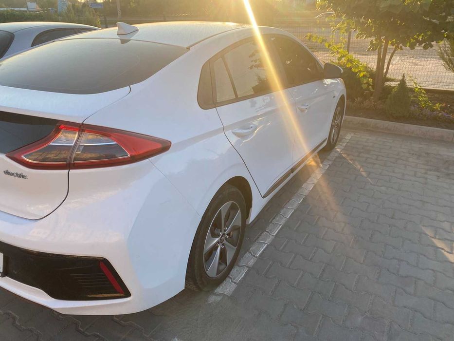 Оренда авто Hyundai Ioniq Electric  Оренда машини під таксі.