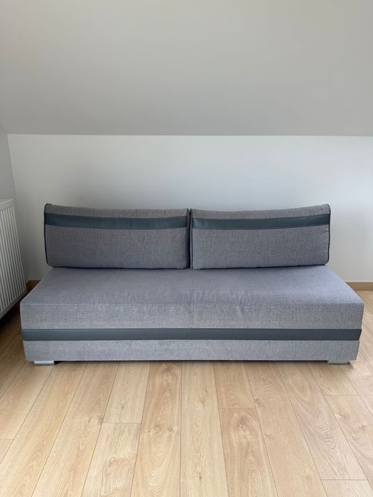 Rozkładana szara kanapa/sofa z poduszkami
