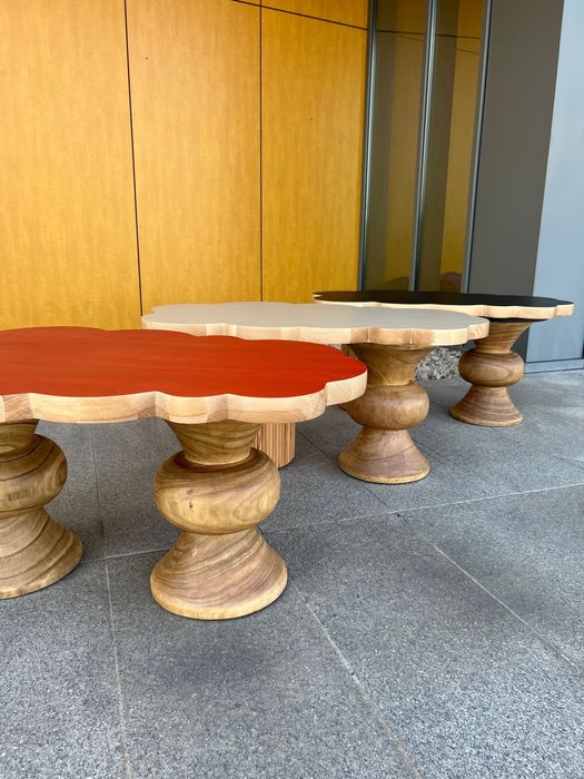 Stolik kawowy drewniany chmura z asymetrycznymi nogami