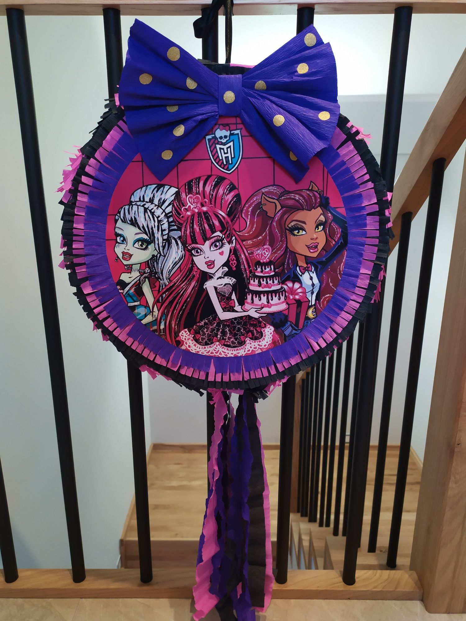 Piniata Monster High z kolorowymi frędzlami