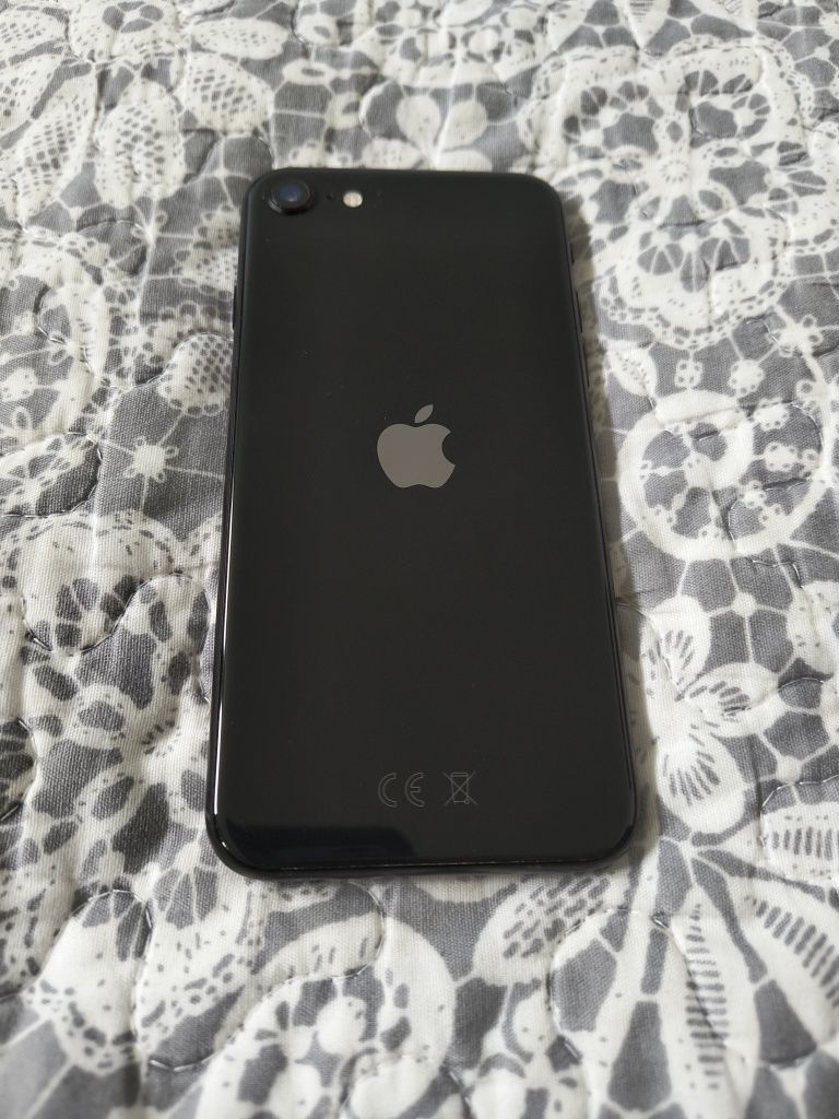 iPhone 8 z ładowarką i słuchawkami