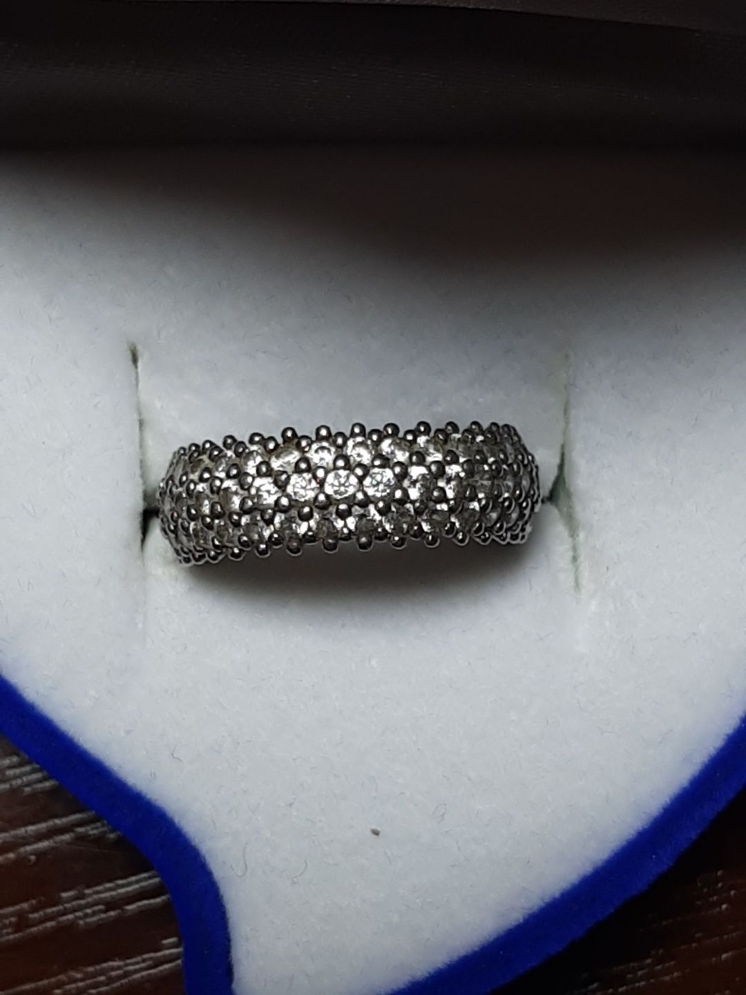 Продам серебряное кольцо 925 пробы.