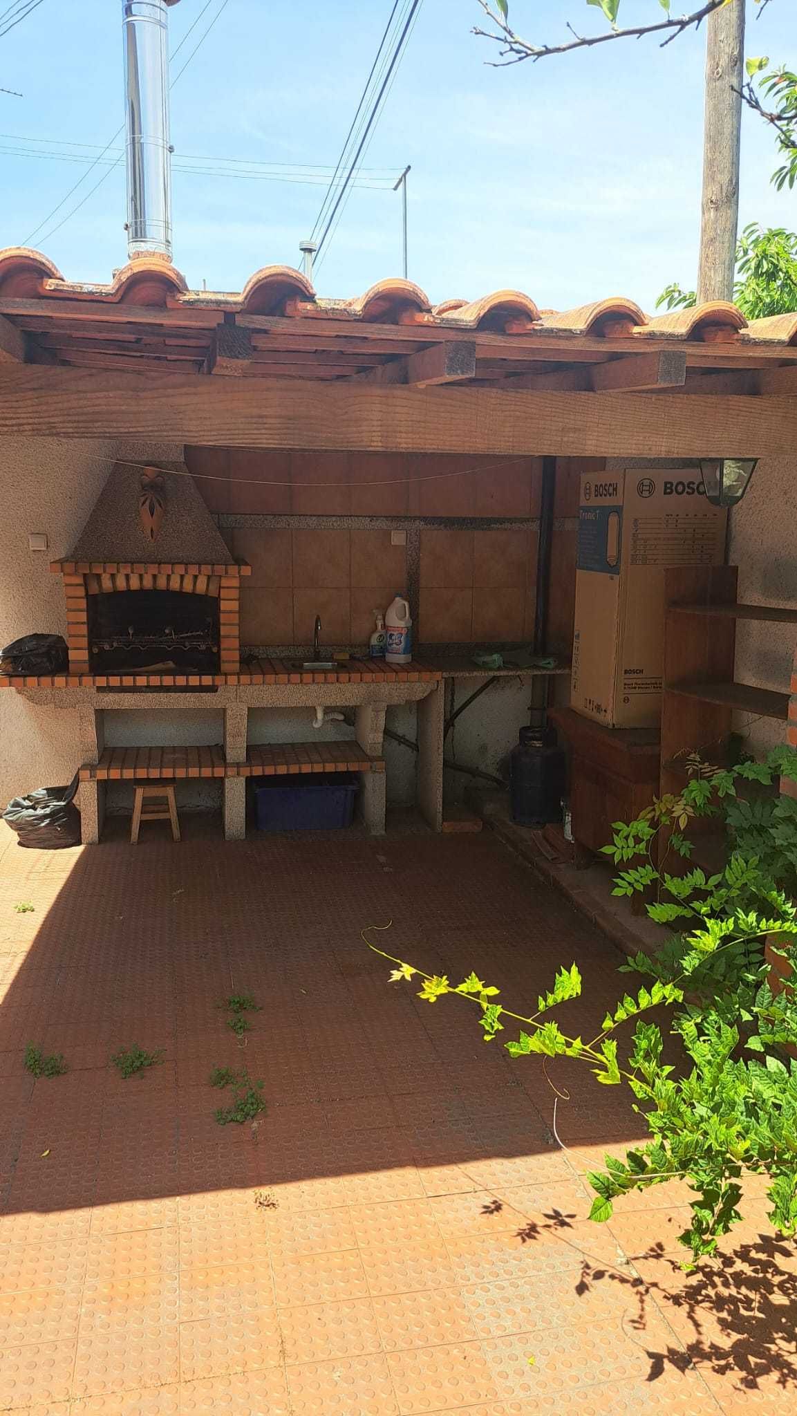 Vivenda T4 com jardim e garagem