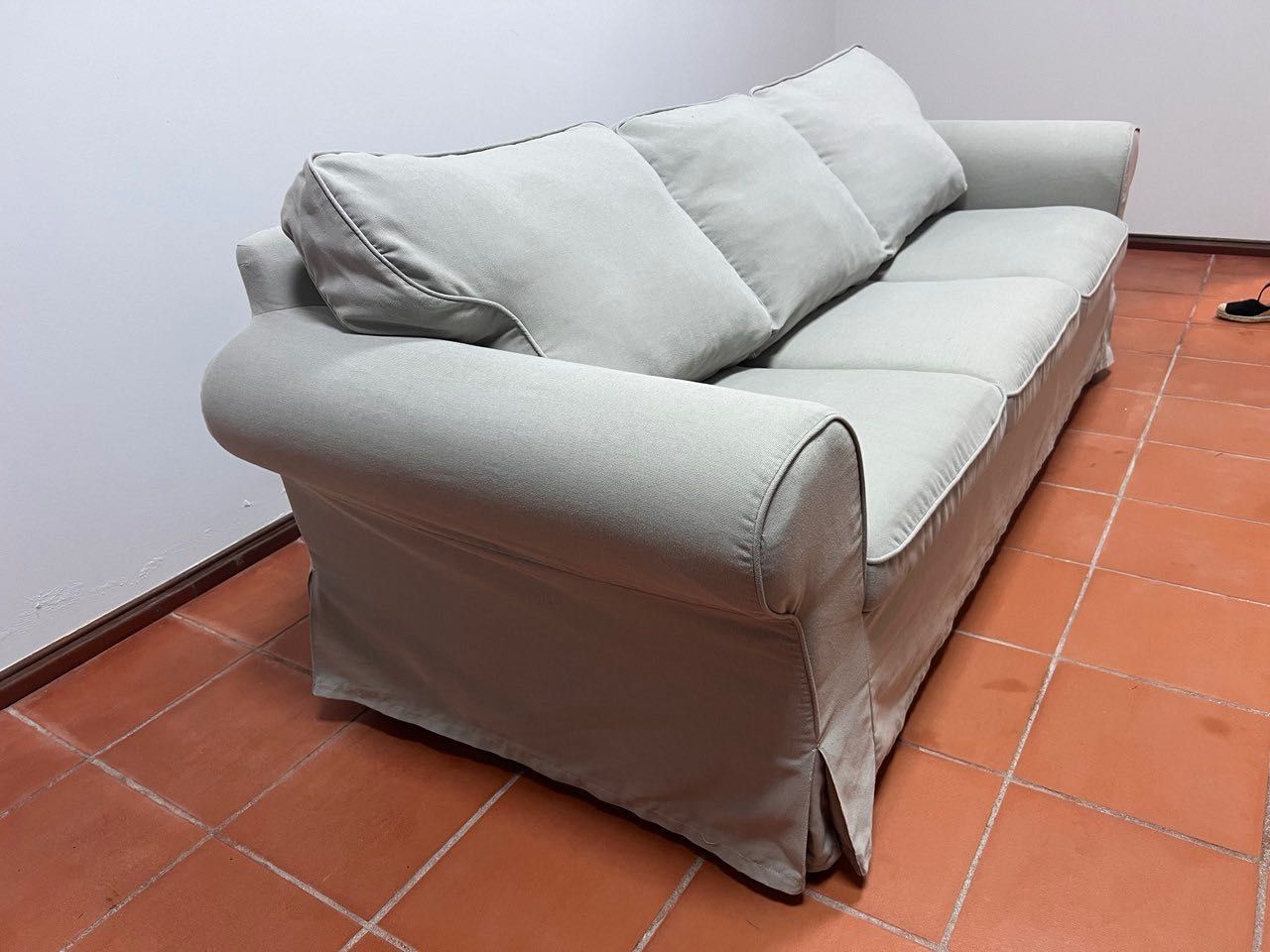Sofá IKEA EKTORP 3 lugares — excelente estado, com capas laváveis