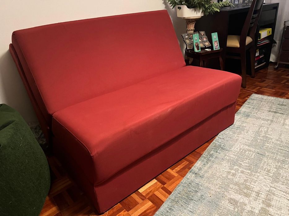 Sofa vermelho. Sofa cambalhota