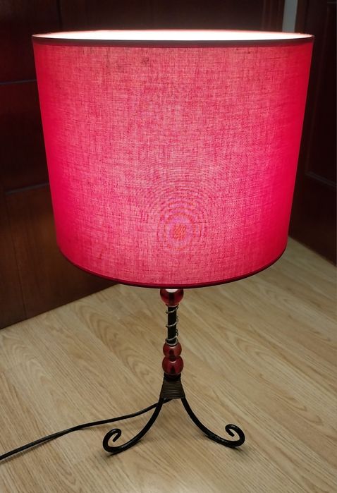 Candeeiro de mesa em óptimo estado. 60x30cm