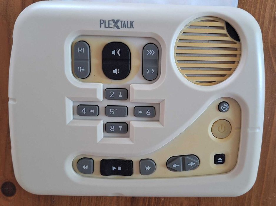 Leitor Plextalk PTN2 DAISY para pessoas com deficiência visual.