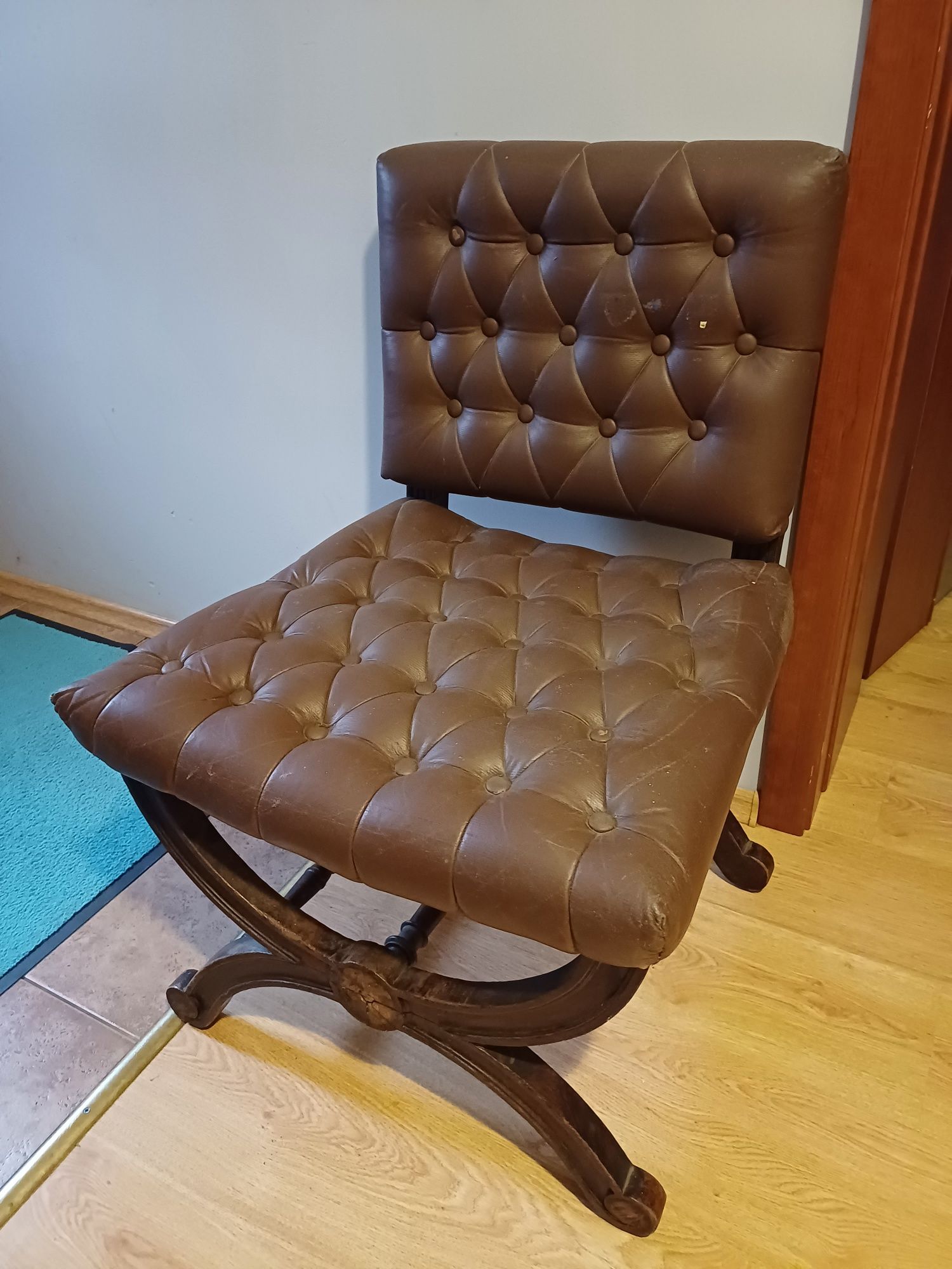 Fotel skórzany pikowany vintage z dawnych lat