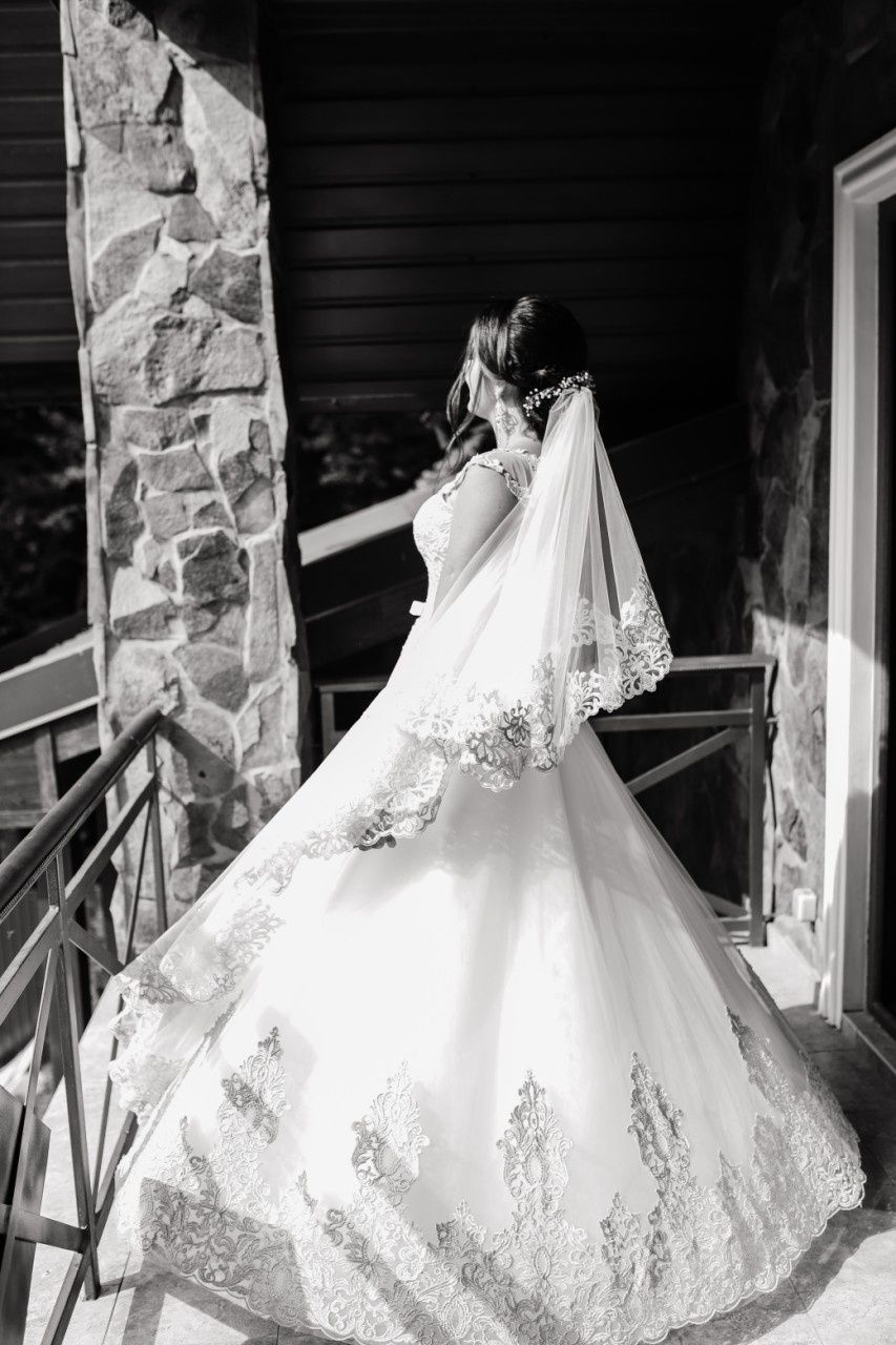 Весільна сукня з мереживом.