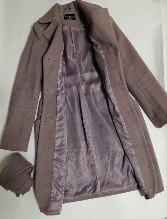 Пальто Exclusive, розмір 42.
Для дівчинки - підлітка. 
Є 2 кишеньки, п