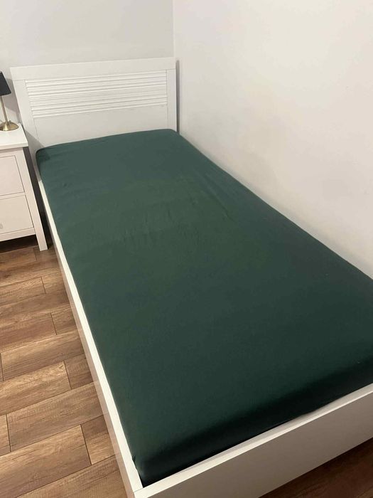 lóżko wraz z materacem