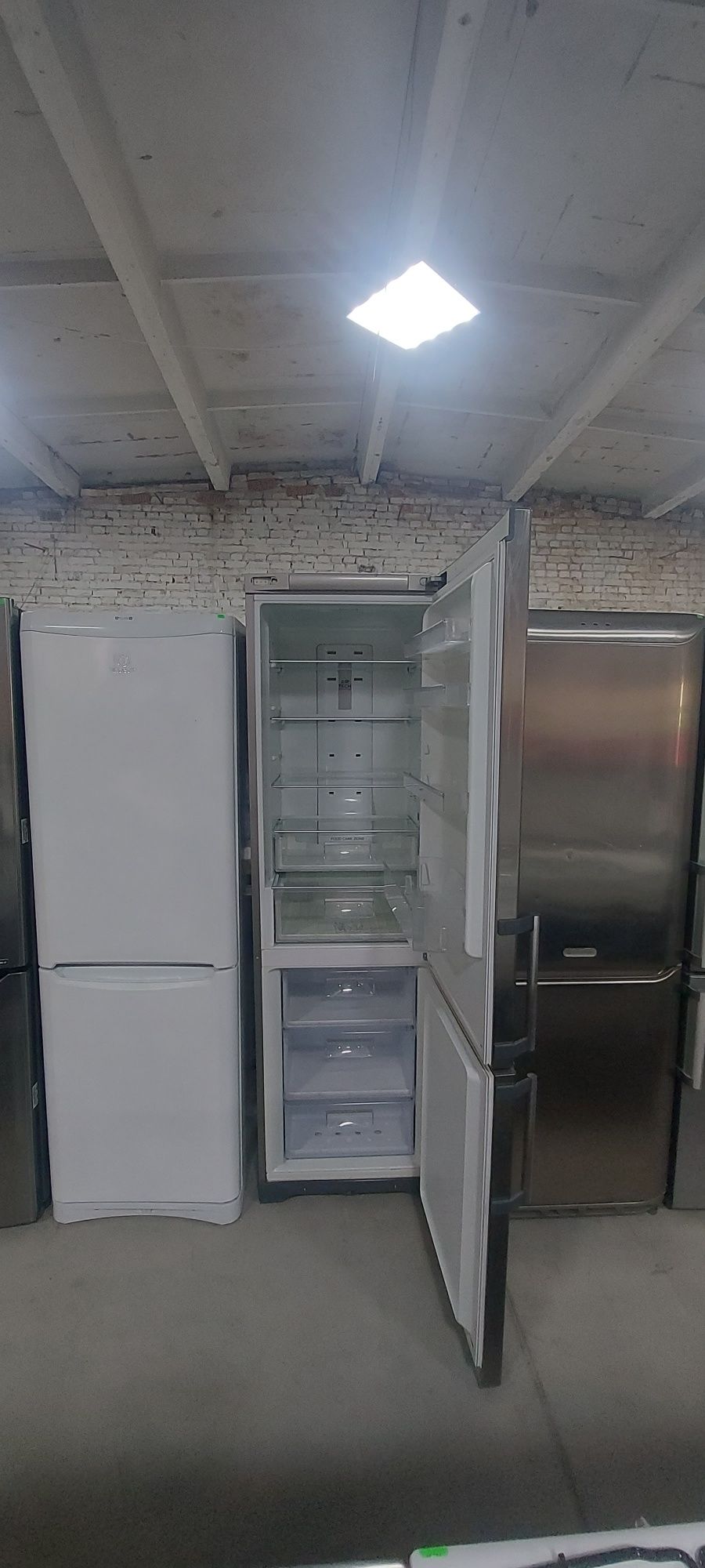 Холодильник Ariston 2m.