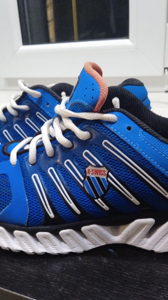 Спортивні чоловічі кросівки K-SWISS в хорошому стані.