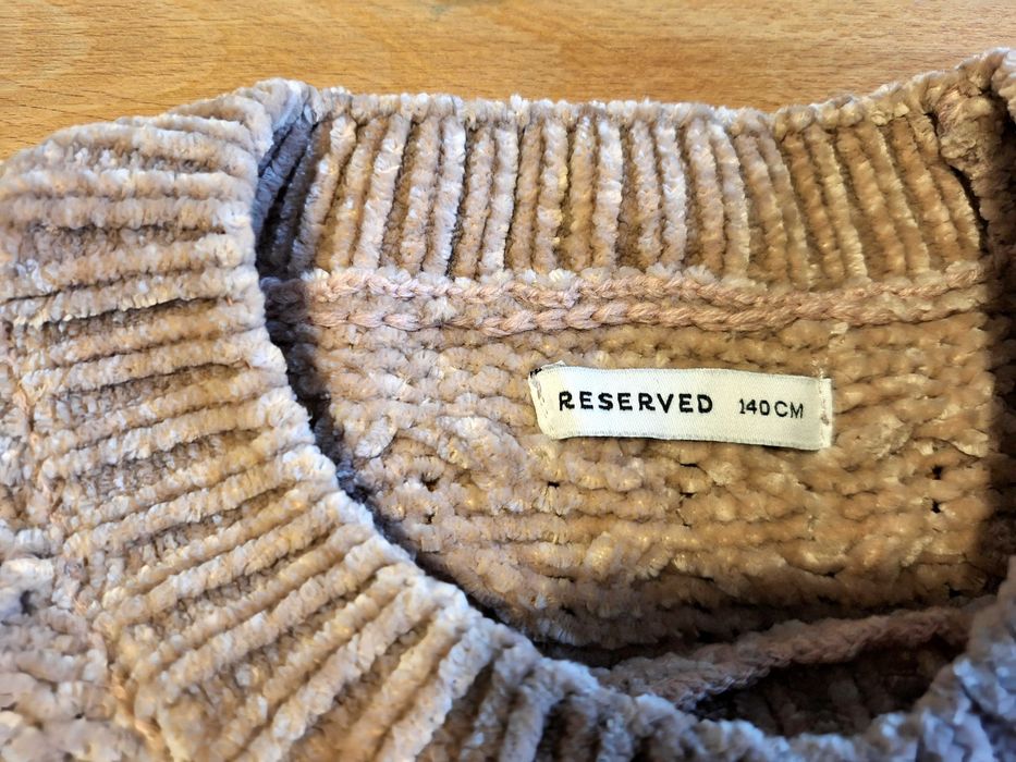 Beżowy dziewczęcy sweterek