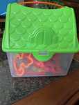 Moldes com caixa para moldar plasticina e um boneco