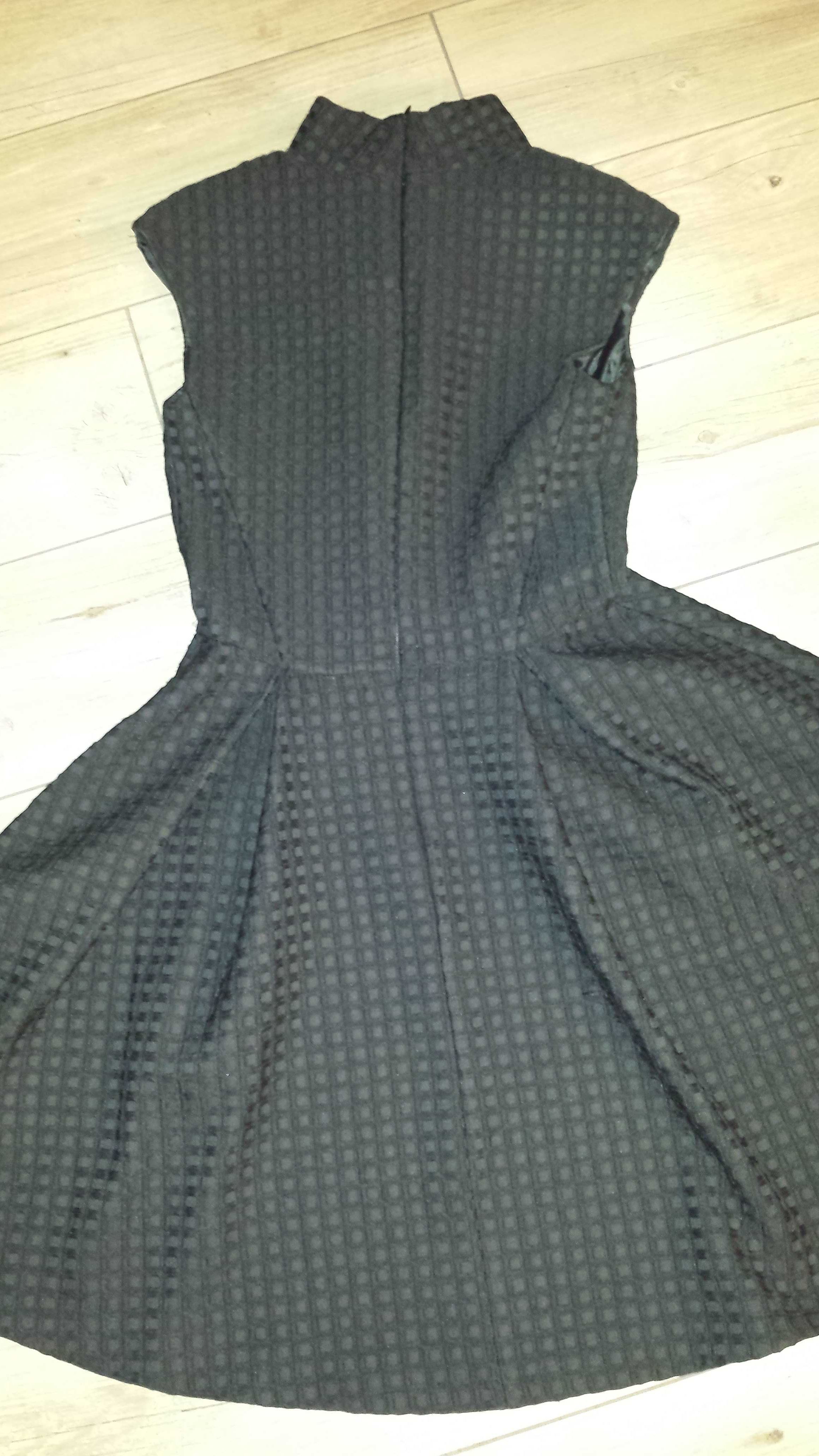 Sukienka czarna Reserved i spodnie Diverse